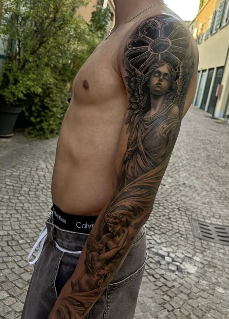 Resident  Artist specializzata in Black Work, Black & Gray e Realistico 

Realizza tatuaggi in bianco e nero