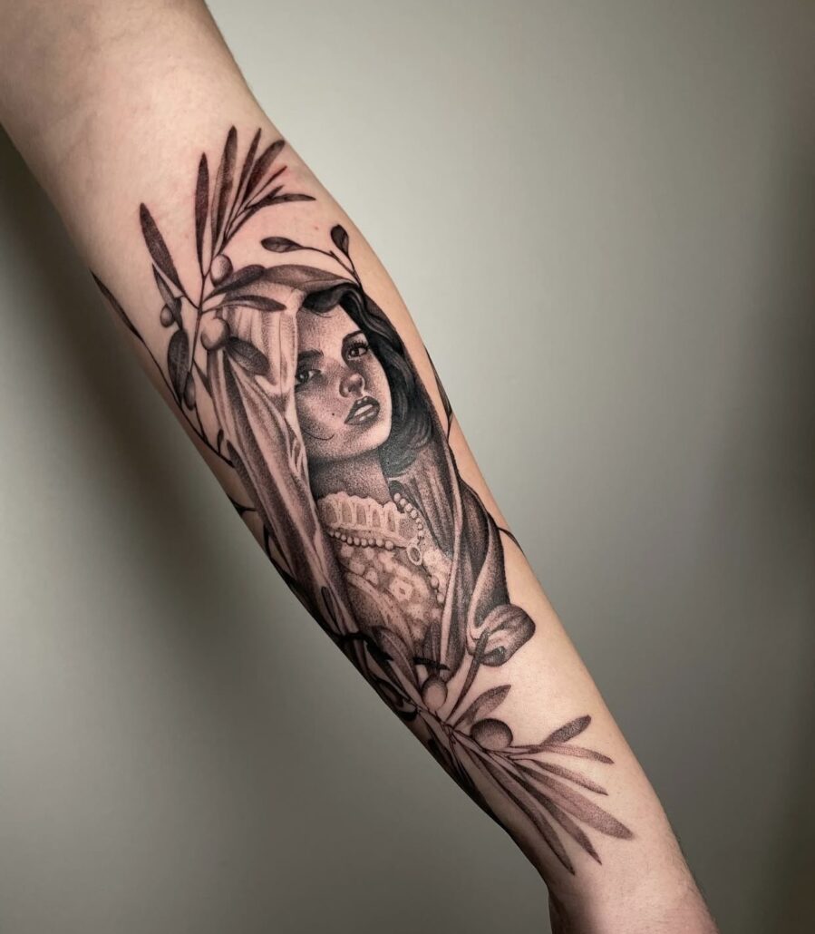 Resident  Artist specializzata in Black Work, Black & Gray e Realistico 

Realizza tatuaggi in bianco e nero