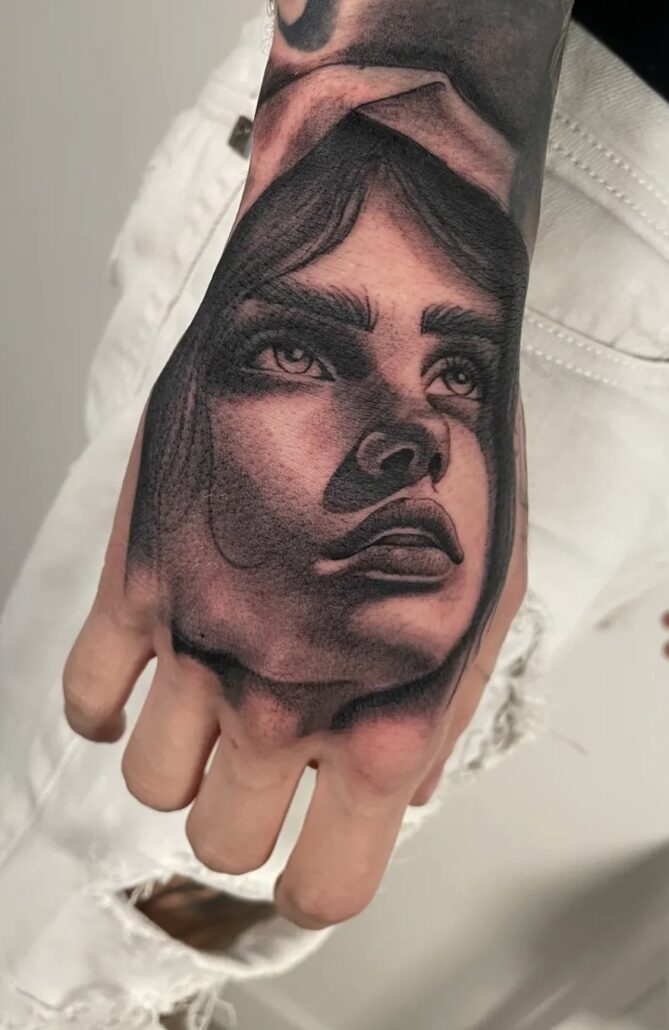 Resident  Artist specializzata in Black Work, Black & Gray e Realistico 

Realizza tatuaggi in bianco e nero