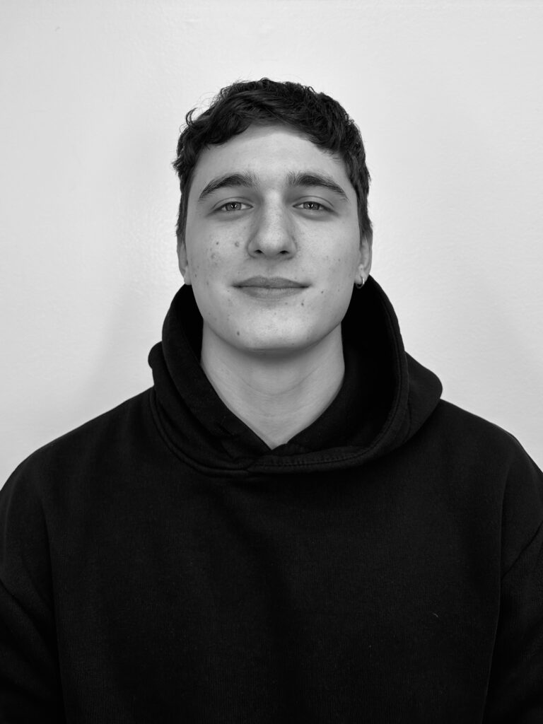 Resident Artist specializzata in Black Work, Black & Gray e Realistico Realizza tatuaggi in bianco e nero